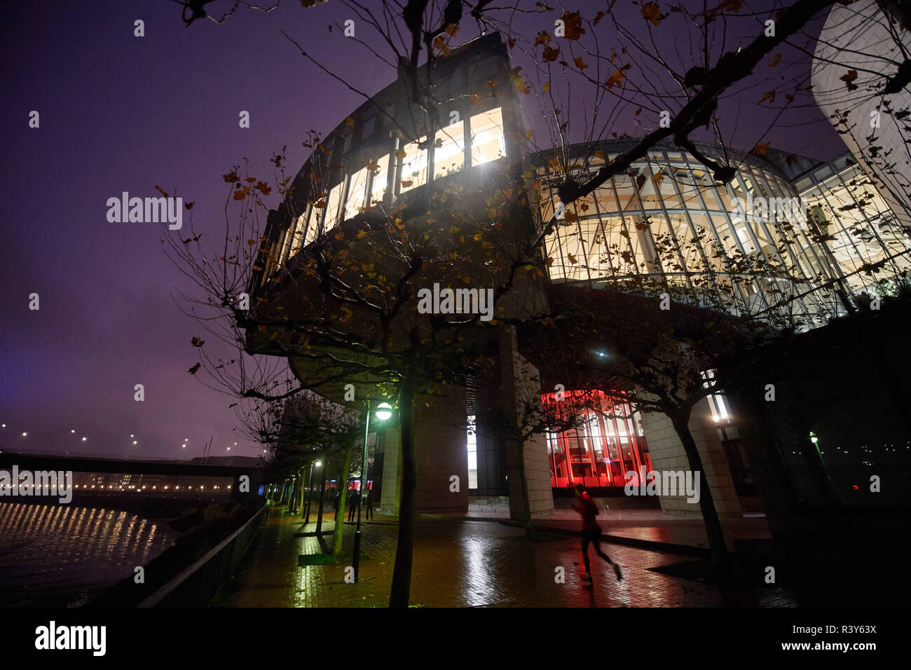 24 novembre 2018, en Rhénanie du Nord-Westphalie, Düsseldorf : la bibliothèque du Parlement d'Etat de Rhénanie du Nord-Westphalie est allumé en orange. Le pays est ainsi pris part à l'international 'Orange Votre ville' campagne de l'organisation des femmes Zonta International, qui vise à envoyer un signal contre la violence contre les femmes. Photo : Bernd Thissen/dpa Banque D'Images