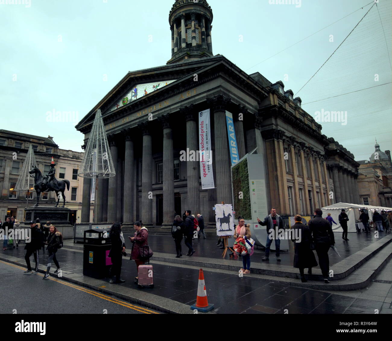 Glasgow, Écosse, Royaume-Uni le 24 novembre, 2018. Artiste Ian Coleman directement de son Dundee V et un projet de construction où il a réussi à obtenir le célèbre architecte de la galerie Kengo Kuma, la signature de l'art comme un participant vu en miniature dans le rouge et bleu panneau latéral. Ian poursuit son projet d'art de confirmation Il s'est présenté à l'extérieur de la galerie d'art moderne ou goma dans la ville aujourd'hui. Credit : Gérard ferry/Alamy Live News Banque D'Images