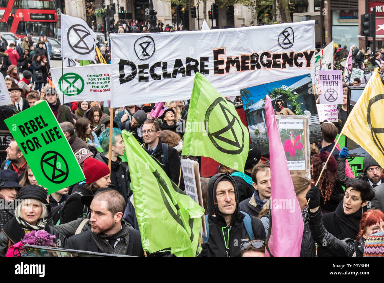 Londres, Royaume-Uni. 24 Nov 2018. 24 novembre, 2018. London,UK. 'Extinction' Rébellion manifestants climatique démontré dans le centre de Londres avec un cortège funèbre qui comprenait un s'asseoir à l'extérieur de Downing Street et un mars au palais de Buckingham. Crédit : David Rowe/Alamy Live News Banque D'Images