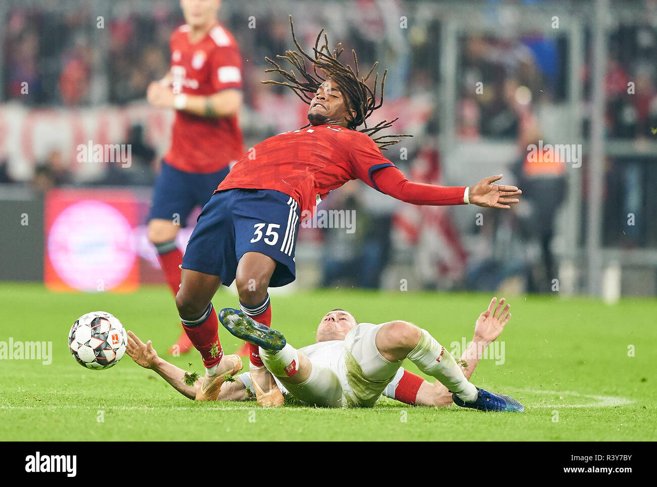 Munich, Allemagne. 24 Nov 2018. Renato SANCHES, FCB 35 concurrence pour la balle, s'attaquer, duel, l'en-tête, lutte contre Oliver FINK, D 7 faute antisportive, règle, briser, encrassés, grave, infraction, injuste, FC BAYERN MUNICH - FORTUNA Düsseldorf - DFL RÈGLEMENT INTERDIT TOUTE UTILISATION DES PHOTOGRAPHIES comme des séquences d'images et/ou quasi-vidéo - 1.ligue de soccer allemand , Munich, 24 novembre 2018, journée 12 saison 2018/2019, FCB, Düsseldorf Crédit : Peter Schatz/Alamy Live News Banque D'Images