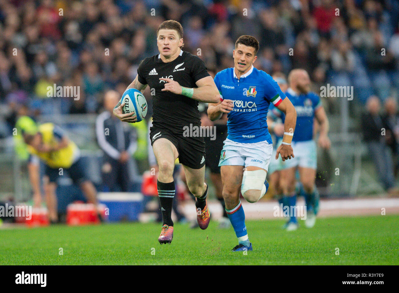 Rome, Italie. 24 Nov 2018. New Zealand's Beauden Barrett marque un essai pendant les internationaux de novembre 2018 match entre la Nouvelle-Zélande et l'Italie au Stadio Olimpico, Rome, Italie le 24 novembre 2018. Photo par Giuseppe maffia. Credit : UK Sports Photos Ltd/Alamy Live News Banque D'Images