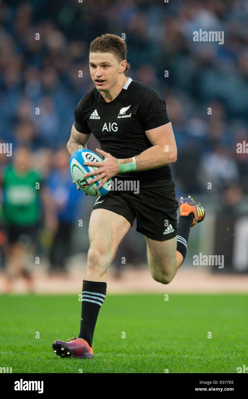 Rome, Italie. 24 Nov 2018. New Zealand's Beauden Barrett marque un essai pendant les internationaux de novembre 2018 match entre la Nouvelle-Zélande et l'Italie au Stadio Olimpico, Rome, Italie le 24 novembre 2018. Photo par Giuseppe maffia. Credit : UK Sports Photos Ltd/Alamy Live News Banque D'Images