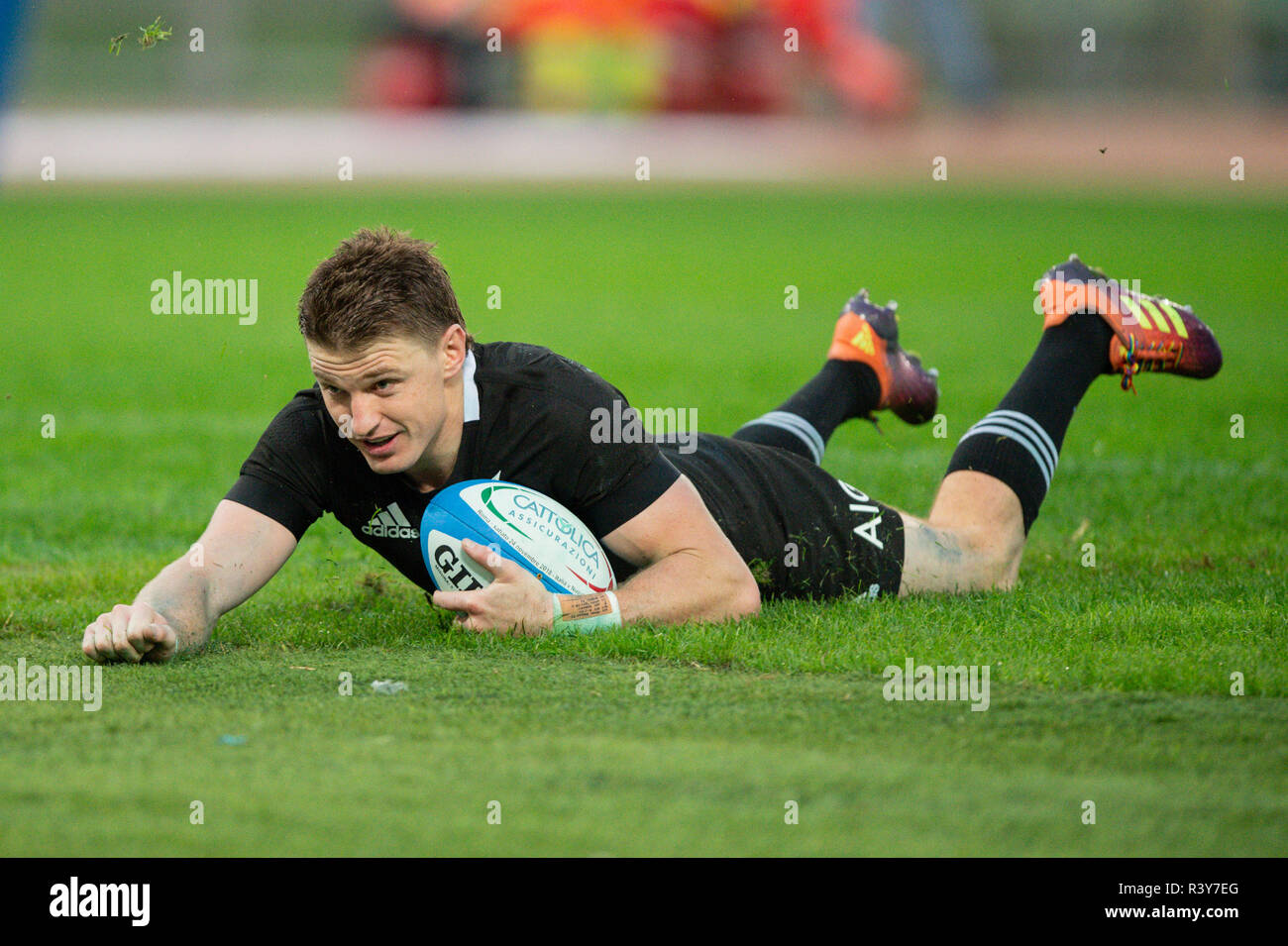 Rome, Italie. 24 Nov 2018. New Zealand's Beauden Barrett marque un essai pendant les internationaux de novembre 2018 match entre la Nouvelle-Zélande et l'Italie au Stadio Olimpico, Rome, Italie le 24 novembre 2018. Photo par Giuseppe maffia. Credit : UK Sports Photos Ltd/Alamy Live News Banque D'Images