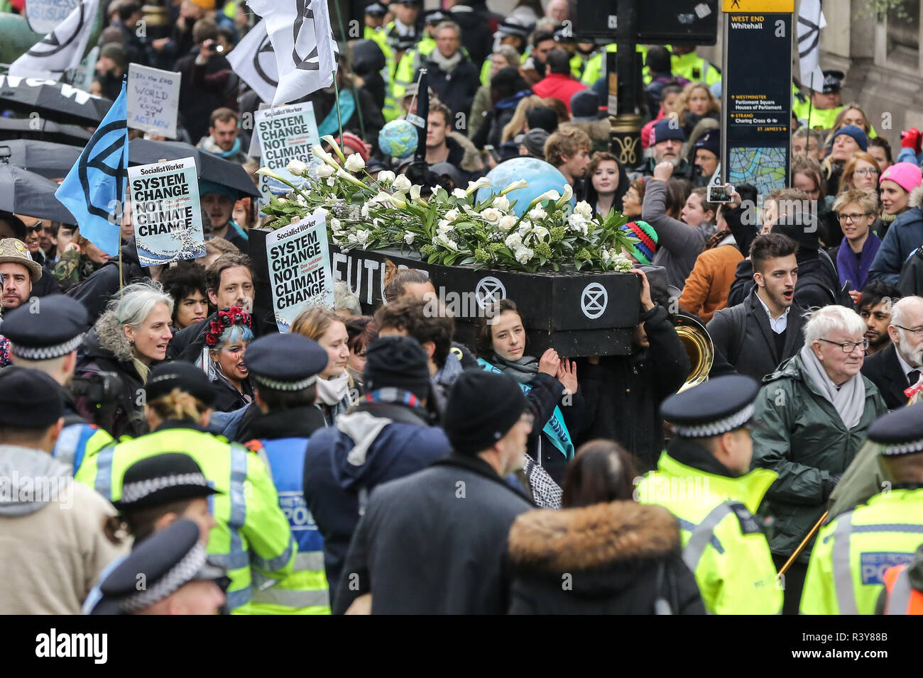 United Kingdom. 24 Nov, 2018. Les militants du changement climatique vu portant un cercueil pendant la marche.Extinction des militants de la rébellion a pris part à une marche funèbre de la place du Parlement par l'intermédiaire de Whitehall, dans le cadre d'une campagne pour inciter le gouvernement à agir sur la crise climatique. Credit : Dinendra Haria SOPA/Images/ZUMA/Alamy Fil Live News Banque D'Images