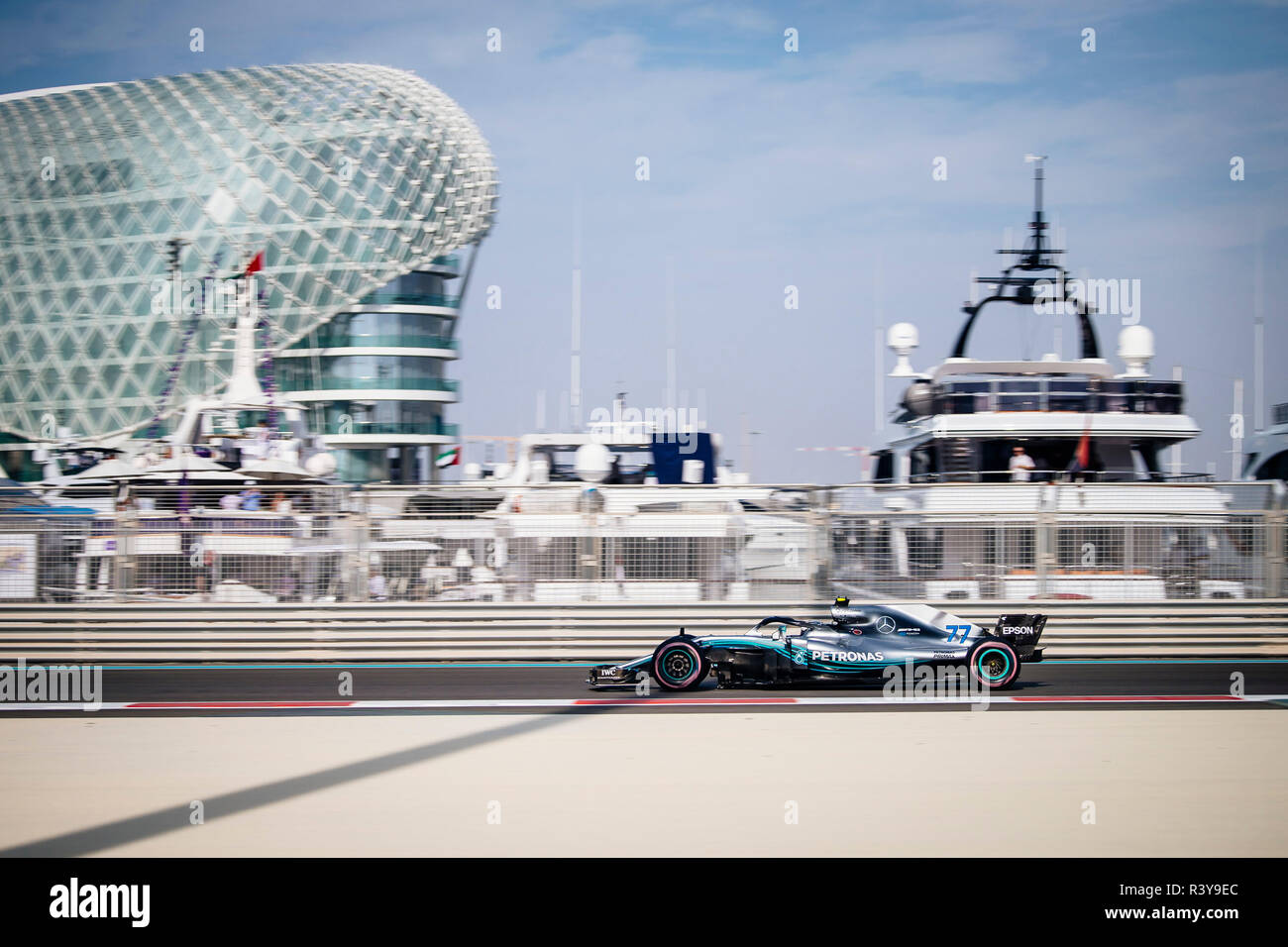 Abu Dhabi, EAU. 24 Nov 2018. Mercedes AMG Petronas F1 Team pilote Finlandais Valtteri Bottas fait concurrence au cours de la troisième session de la pratique de la Formule 1 Grand Prix d'Abu Dhabi au Circuit de Yas Marina à Abu Dhabi, Emirats Arabes Unis le 24 novembre 2018. Crédit photo : Jure Makovec : Jure Makovec/Alamy Live News Banque D'Images