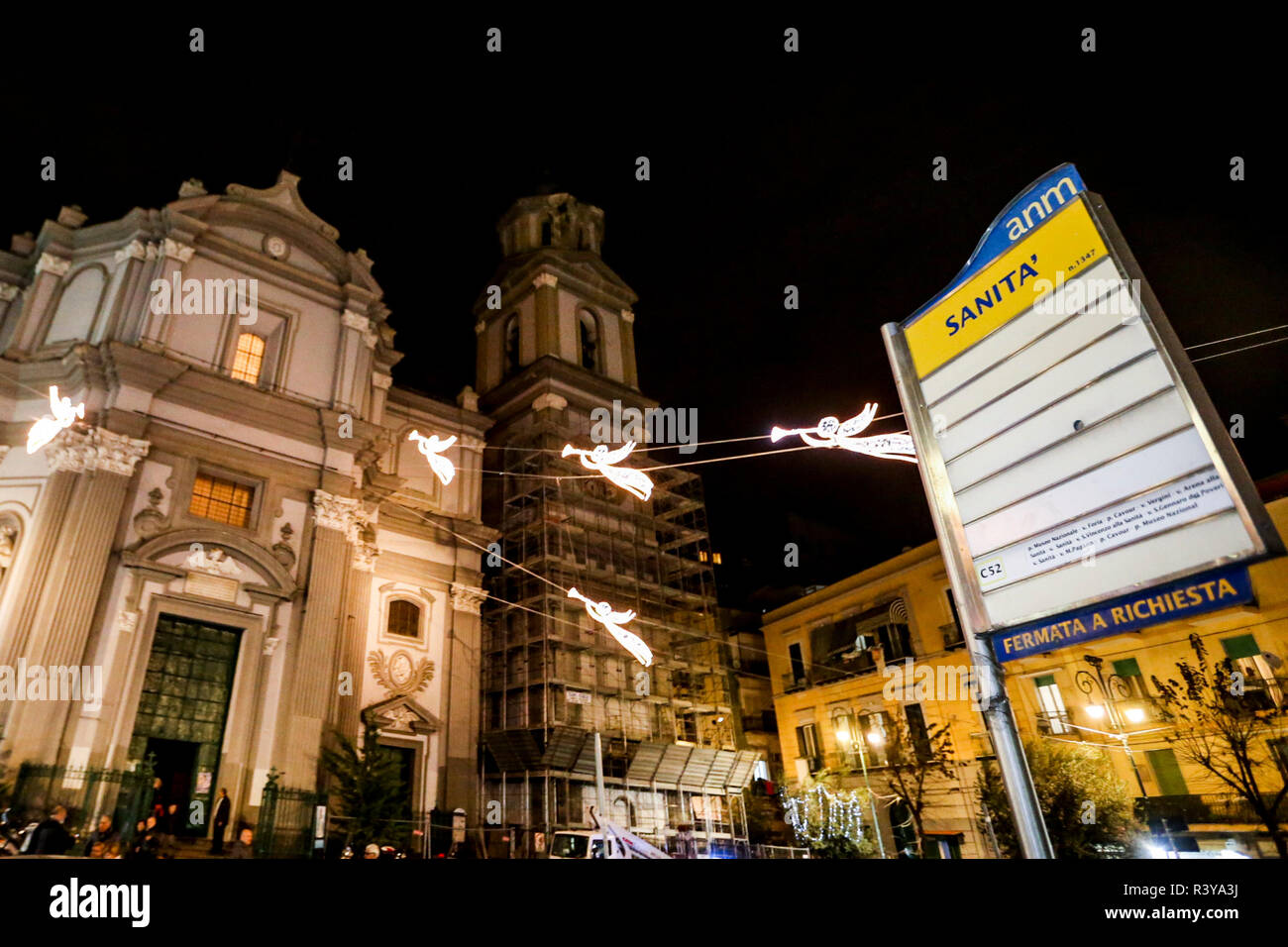 Naples, Campanie, Italie 24-11-18 à Naples Noël activé les systèmes d'éclairage artistique au rione Sanità le long de via Vergini et via Sanità en collaboration avec la région de Campanie et de l'associations de quartier, présents à la cérémonie de l'attention du président de la région de Luca qui souhaite le district les vœux de joyeuses fêtes et joyeux Noël (Antonio Balasco) Banque D'Images