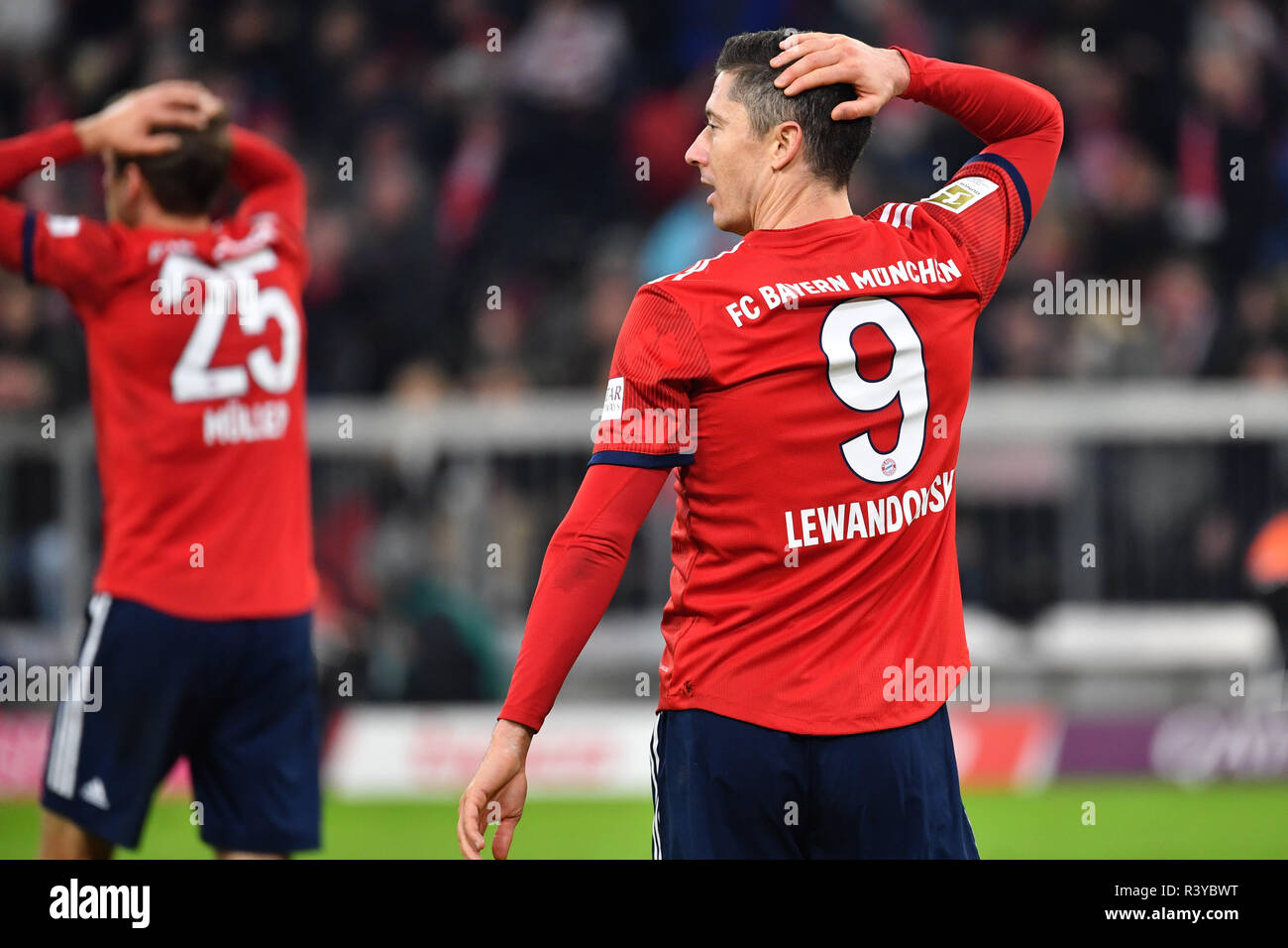 Munich, Allemagne. 24 Nov, 2018. Robert LEWANDOWSKI (Bayern Munich), et Thomas Mueller (MULLER, FC Bayern Munich) s'implanter à l'arrière de la tête, déçu, frustré, déçu, frustratedriert, découragée, action, football 1. Bundesliga, 12.journée, journée12, Bayern Munich M) - Fortuna Düsseldorf (D) 3-3, le 24.11.2018 à Munich ALLIANZARENA, DFL RÈGLEMENT INTERDIT TOUTE UTILISATION DE PHOTOGRAPHIE COMME DES SÉQUENCES D'IMAGES ET/OU QUASI VIDÉO. Utilisation dans le monde entier | Credit : dpa/Alamy Live News Banque D'Images