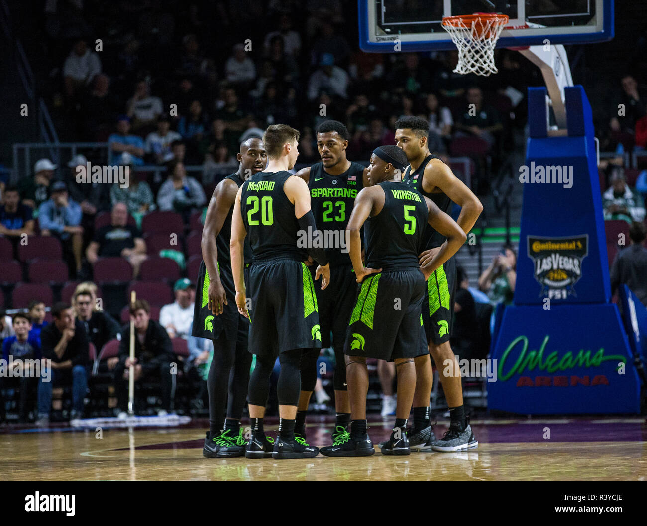 Nov 23 2018 Las Vegas, NV États-unis Michigan State Spartans pendant un temps d'arrêt à la NCAA Men's Basketball Continental Las Vegas Invitational entre Texas longhorns et la Michigan State Spartans 78-68 gagner à l'Orleans Arena de Las Vegas, NV. James Thurman/CSM Banque D'Images