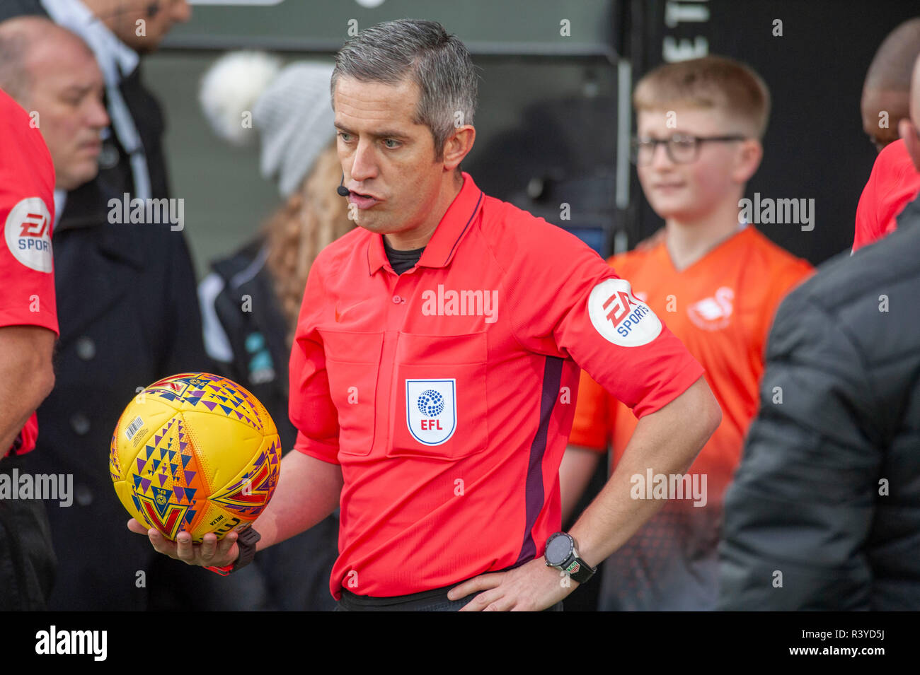 Swansea, Royaume-Uni. 24 novembre 2018. Match arbitre Darren Bond. Match de championnat Skybet EFL, Swansea City v Norwich City au Liberty Stadium de Swansea, Pays de Galles du Sud le samedi 24 novembre 2018. Cette image ne peut être utilisé qu'à des fins rédactionnelles. Usage éditorial uniquement, licence requise pour un usage commercial. Aucune utilisation de pari, de jeux ou d'un seul club/ligue/dvd publications. Photos par Phil Rees/Andrew Orchard la photographie de sport/Alamy live news Banque D'Images