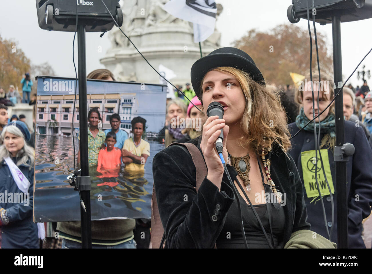 Londres, Royaume-Uni. 24 novembre 2018. Une femme pour demander une période de silence et pour les gens à jeter et de fleurs et d'autres objets sur le cercueil de la rébellion d'extinction qui est devant les portes du palais de Buckingham. Plus tôt Gail Bradbrook lire une lettre de rébellion d'Extinction à la Reine, lui demande de sauver son pays et le monde en insistant pour le gouvernement de prendre d'urgence l'action climatique et appuyez sur d'autres gouvernements à faire de même, et les militants de la déclaration de rébellion répétées une fois de plus. Peter Marshall/Alamy Live News Banque D'Images