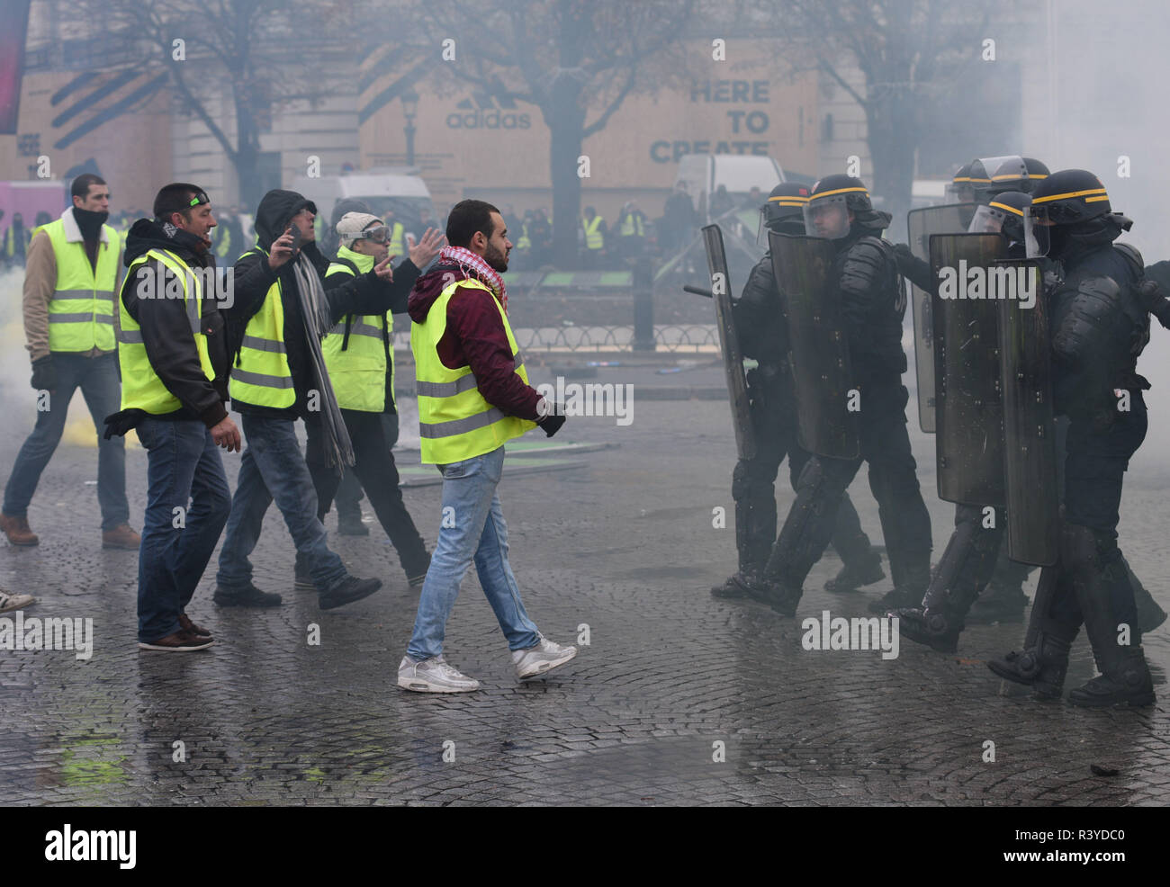 Paris, France. 24 novembre 2018 - Paris, France : le port de gilet jaune construire des barricades et affrontements avec la police anti-émeute sur l'avenue des Champs-Élysées. Ce qui a commencé comme une manifestation contre la hausse des prix du carburant s'est transformé en colère bouillante au président Emmanuel Macron. Des heurts ont éclaté lorsque les manifestants ont tenté de forcer le passage towars le palais de l'Élysée, le bureau présidentiel français. *** FRANCE / PAS DE VENTES DE MÉDIAS FRANÇAIS *** Crédit : Idealink Photography/Alamy Live News Banque D'Images