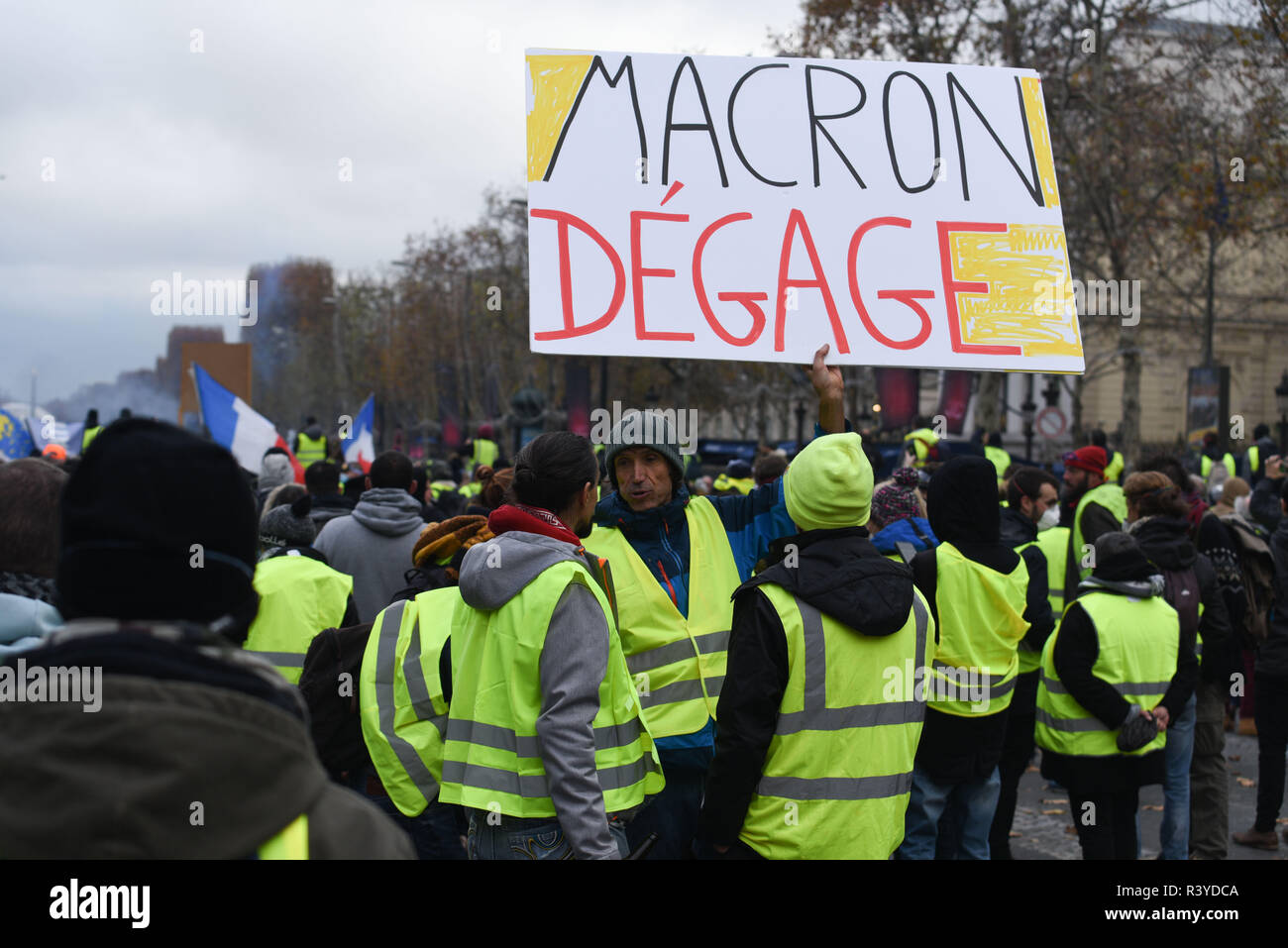 Paris, France. 24 novembre 2018 - Paris, France : le port de gilet jaune  démontrer sur l'avenue des Champs-Élysées. Ce qui a commencé comme une  manifestation contre la hausse des prix du