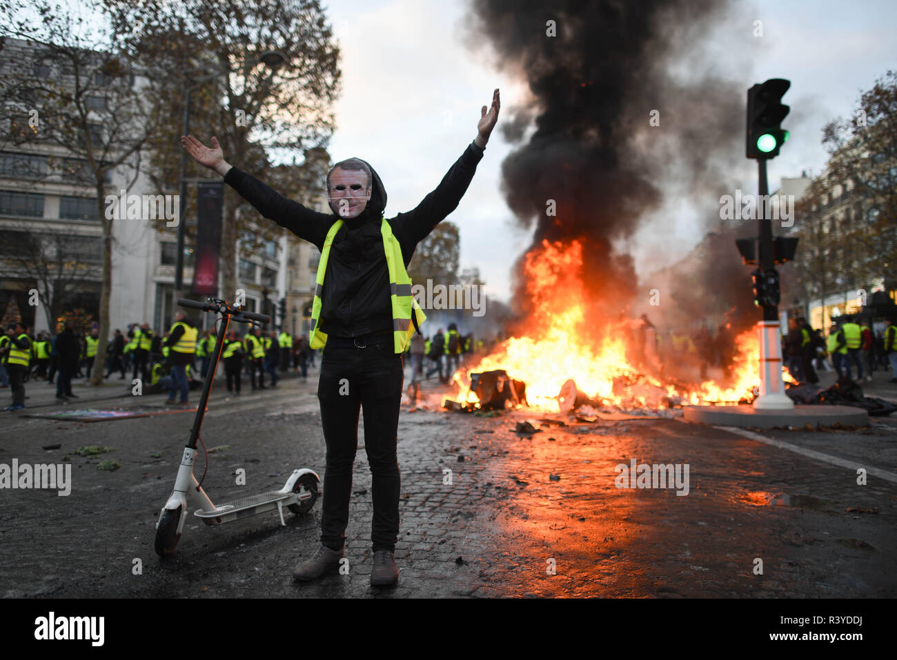 Paris, France. 24 novembre 2018 - Paris, France : le port de gilet jaune construire des barricades et affrontements avec la police anti-émeute sur l'avenue des Champs-Élysées. Ce qui a commencé comme une manifestation contre la hausse des prix du carburant s'est transformé en colère bouillante au président Emmanuel Macron. Des heurts ont éclaté lorsque les manifestants ont tenté de forcer leur chemin vers l'Elysée, le bureau présidentiel français. *** FRANCE / PAS DE VENTES DE MÉDIAS FRANÇAIS *** Crédit : Idealink Photography/Alamy Live News Banque D'Images