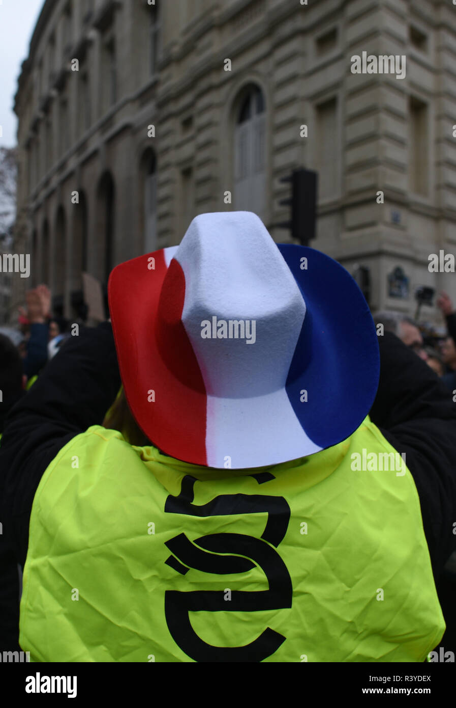 Paris, France. 24 novembre 2018 - Paris, France : le port de gilet jaune démontrer sur l'avenue des Champs-Élysées. Ce qui a commencé comme une manifestation contre la hausse des prix du carburant s'est transformé en colère bouillante au président Emmanuel Macron. Des heurts ont éclaté lorsque les manifestants ont tenté de forcer leur chemin vers l'Elysée, le bureau présidentiel français. *** FRANCE / PAS DE VENTES DE MÉDIAS FRANÇAIS *** Crédit : Idealink Photography/Alamy Live News Banque D'Images