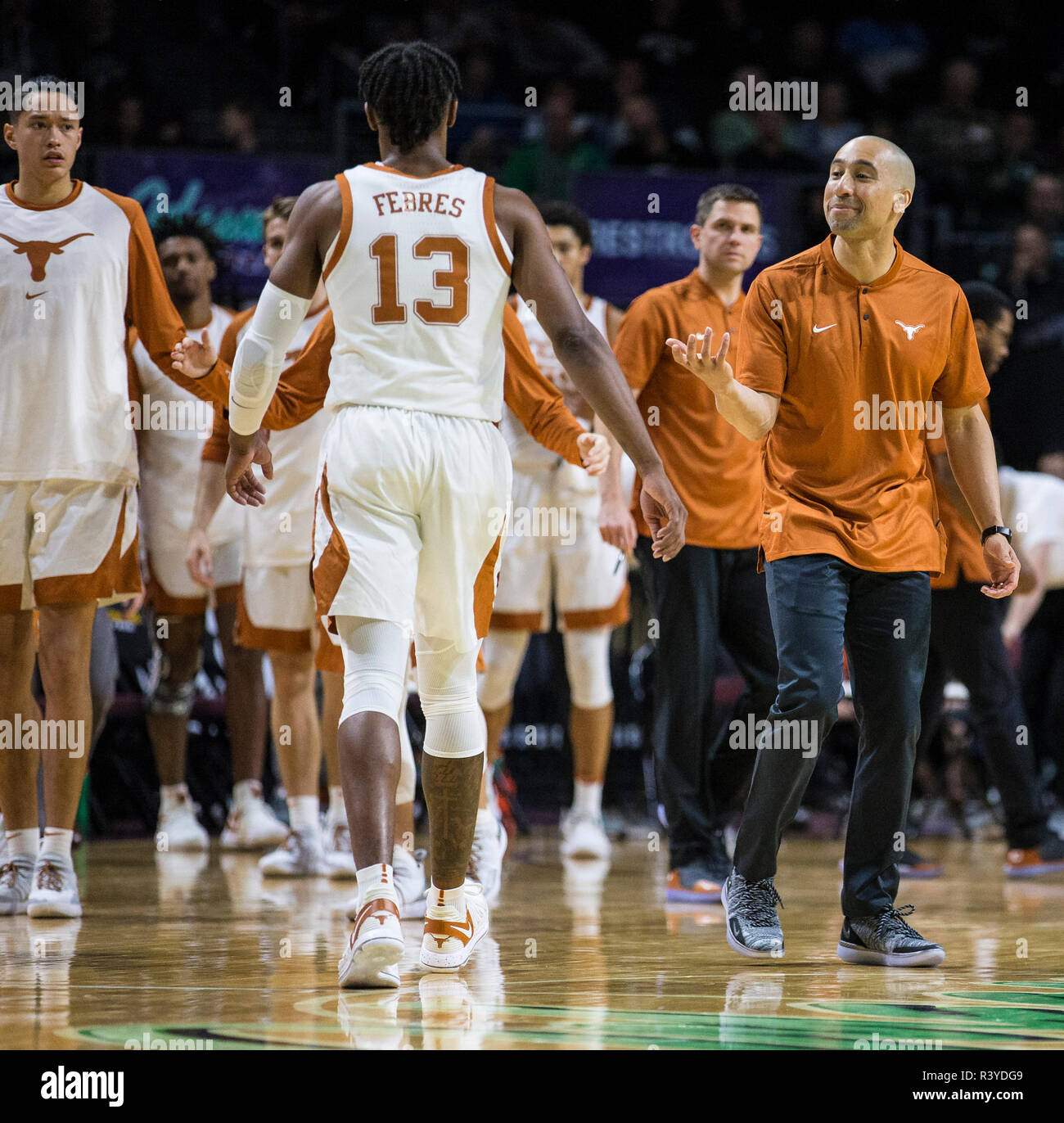 Nov 23 2018 Las Vegas, NV États-unis Texas entraîneur en chef au cours de la Smart Shaka masculine de basket-ball de NCAA de pneus Continental Las Vegas Invitational entre Texas longhorns et la Michigan State Spartans 68-78 a perdu à l'Orleans Arena de Las Vegas, NV. James Thurman/CSM Banque D'Images