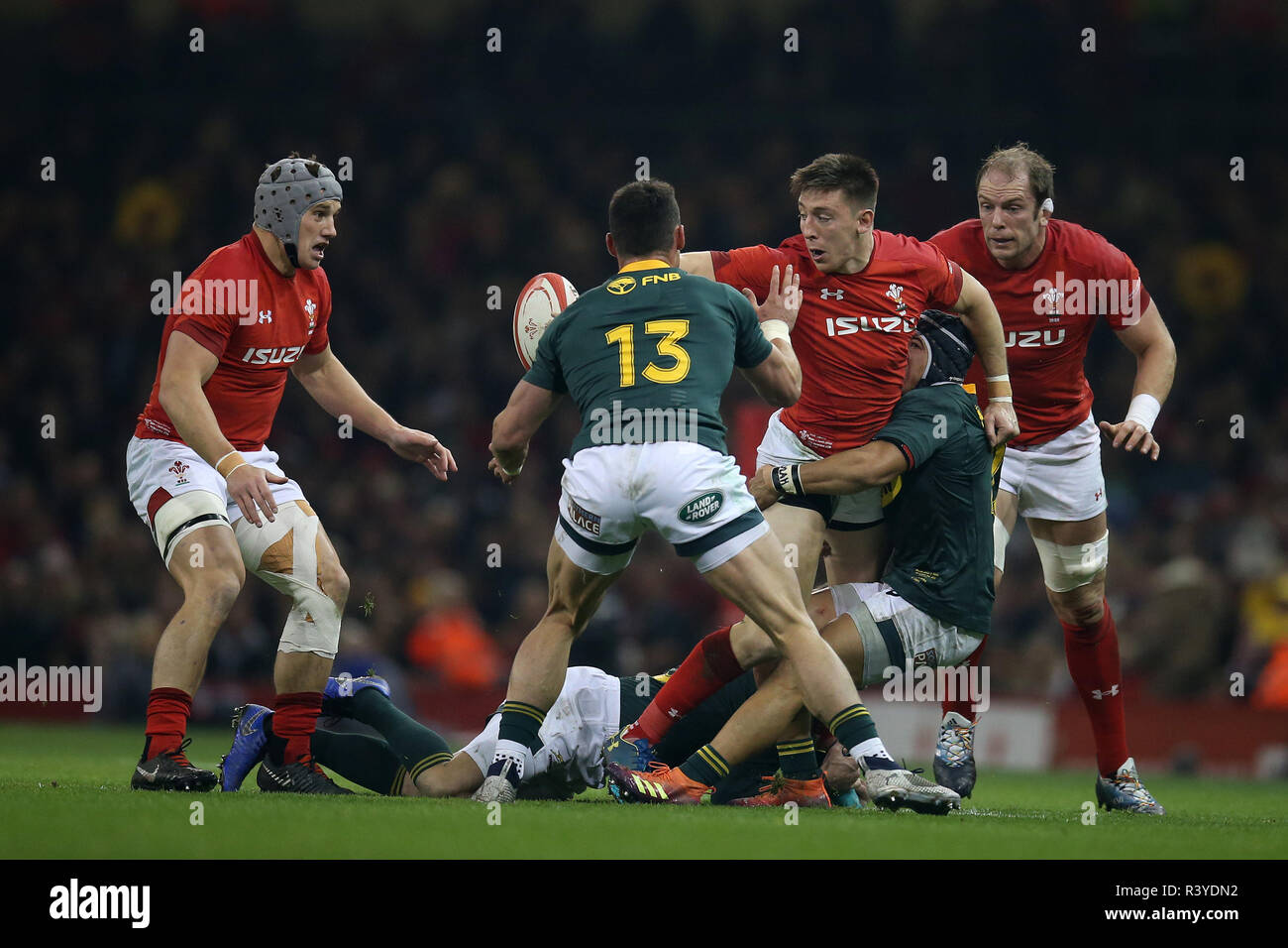 Josh Adams de galles transporte la balle comme il est abordé par Cheslin Kolbe d'Afrique du Sud (r).Pays de Galles v Afrique du Sud, sous blindage automne série international rugby match à la Principauté Stadium de Cardiff, Pays de Galles , Grande-bretagne le samedi 24 novembre 2018. Photos par Andrew Verger/Alamy Live News VEUILLEZ NOTER PHOTO DISPONIBLE POUR UN USAGE ÉDITORIAL UNIQUEMENT Banque D'Images