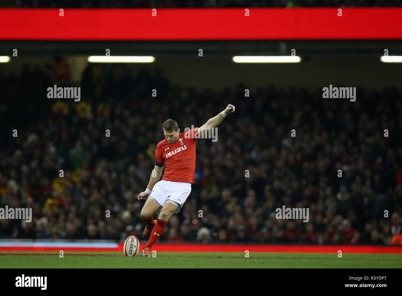 Dan Biggar de Wales kicks. Pays de Galles v Afrique du Sud, sous blindage automne série international rugby match à la Principauté Stadium de Cardiff, Pays de Galles , Grande-bretagne le samedi 24 novembre 2018. Photos par Andrew Verger/Alamy Live News VEUILLEZ NOTER PHOTO DISPONIBLE POUR UN USAGE ÉDITORIAL UNIQUEMENT Banque D'Images