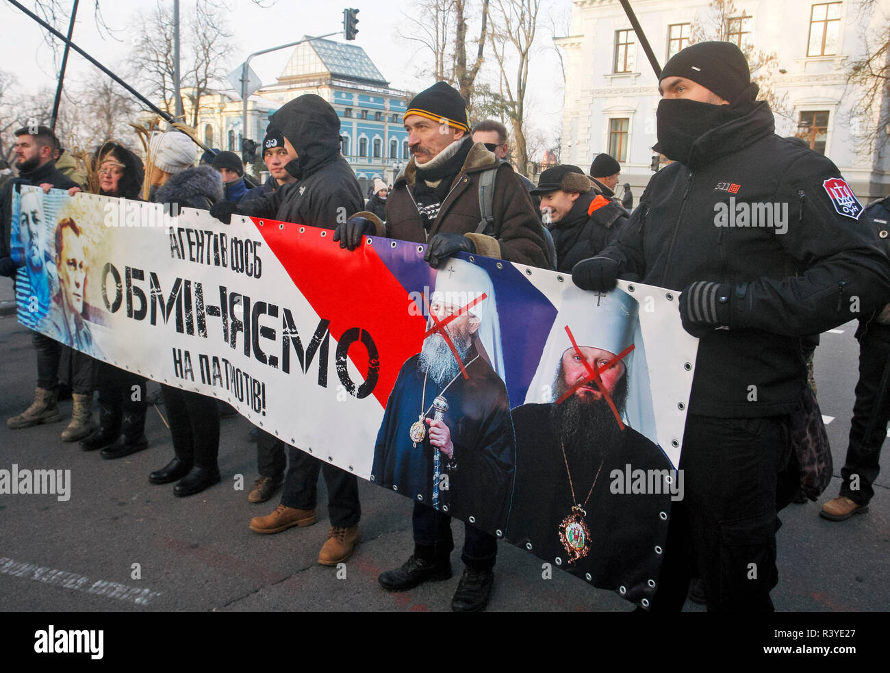 Les militants de l'Ukraine de l'Organisation des nationalistes ukrainiens (OUN) tenir une bannière avec visages de la Metropolitan Onufry, chef de l'Eglise orthodoxe ukrainienne du patriarcat de Moscou, et le Metropolitan Pavel, abbé du monastère de la Laure de Pechersk de Kiev et banner dit : "Nous allons faire un échange d'agents du FSB pour patriotes", comme la demande des militants d'échanger les Ukrainiens emprisonnés en Russie à des prêtres de l'Église orthodoxe ukrainienne du patriarcat de Moscou au cours d'un rassemblement devant l'administration Le Président de l'Ukraine à Kiev. Le rassemblement des militants dédié à la 5ème Révolution Euromaidan Banque D'Images