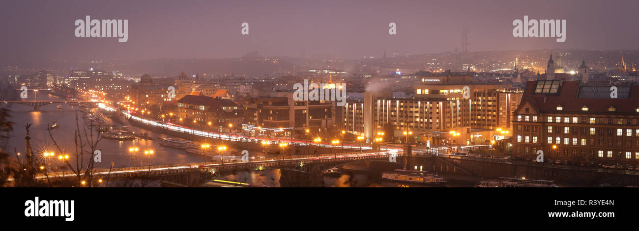 Beijing, Chine. 20 Nov, 2018. Photo prise le 20 novembre 2018 montre la vue de la nuit de Prague, capitale de République tchèque. Une ville historique, la capitale tchèque est décoré avec de nombreux monuments médiévaux. Le long de la Voltava River, de la vieille ville, la petite ville et la nouvelle Ville ont été construits entre le 11e et 18e siècles. Le centre historique de Prague a été inclus dans la Liste du patrimoine mondial de l'UNESCO en 1992. Credit : Zheng Huansong/Xinhua/Alamy Live News Banque D'Images