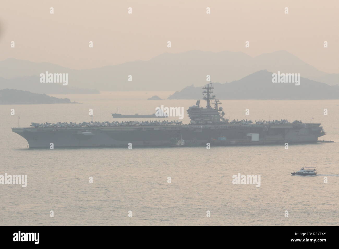 Hong Kong. 24 novembre 2018. L'image représente le porte-avions USS Ronald Reagan (CVN 76) l'ancre près de sud de l'île de Tsing Yi à Hong Kong, avec quelques petits bateaux près de chez elle, l'image a été tourné pendant le coucher du soleil le 24 novembre 2018. Credit : Chun Li Kit/Alamy Live News Banque D'Images