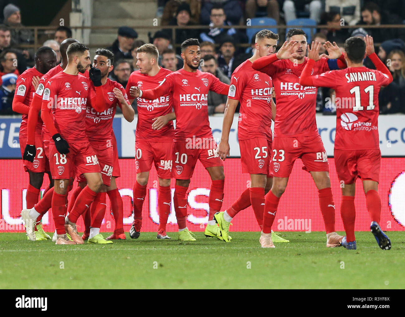 L'équipe de Nîmes célèbre un but durant le français L1 match de football  entre Strasbourg (RCSA) et Nîmes (NON) à la Meinau Stadium à Strasbourg,  l'est de la France. Score 0:1 Photo