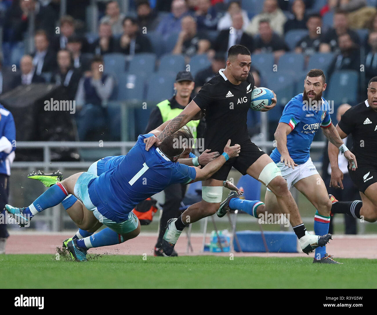 Rome. 24 Nov, 2018. L'Italie Andrea Lovotti (L) tente de lutter contre la Nouvelle-Zélande Vaea Fifita (R) avant pendant le Rugby Test Match 2018 Cattolica au Stade olympique de Rome, Italie. Novembre 24, 2018. L'Italie a perdu 3-66. Crédit : Matteo Ciambelli/Xinhua/Alamy Live News Banque D'Images