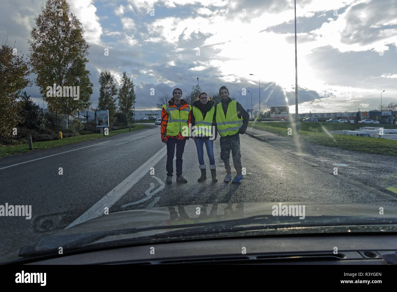 La ville de Mayenne, Mayenne, Pays de la Loire, France. Le 24 novembre 2018, le filtrage du trafic à un rond-point par jaune contre la hausse du carburant et la vie chère. Crédit : Joel Douillet/Alamy Live News Banque D'Images