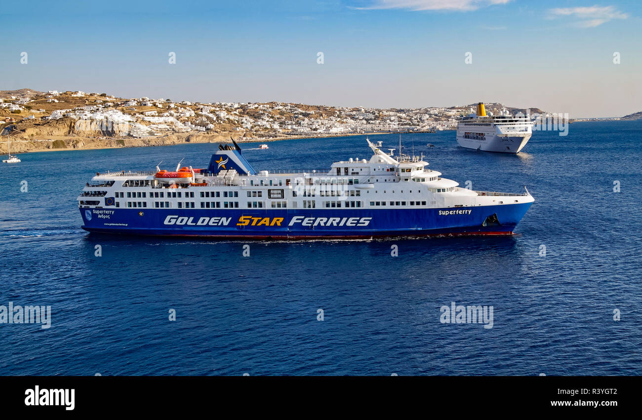 Golden Star Ferries car ferry et à la ville de Mykonos sur Superferry Mykonos Island dans le groupe des Cyclades dans la mer Égée Grèce Banque D'Images