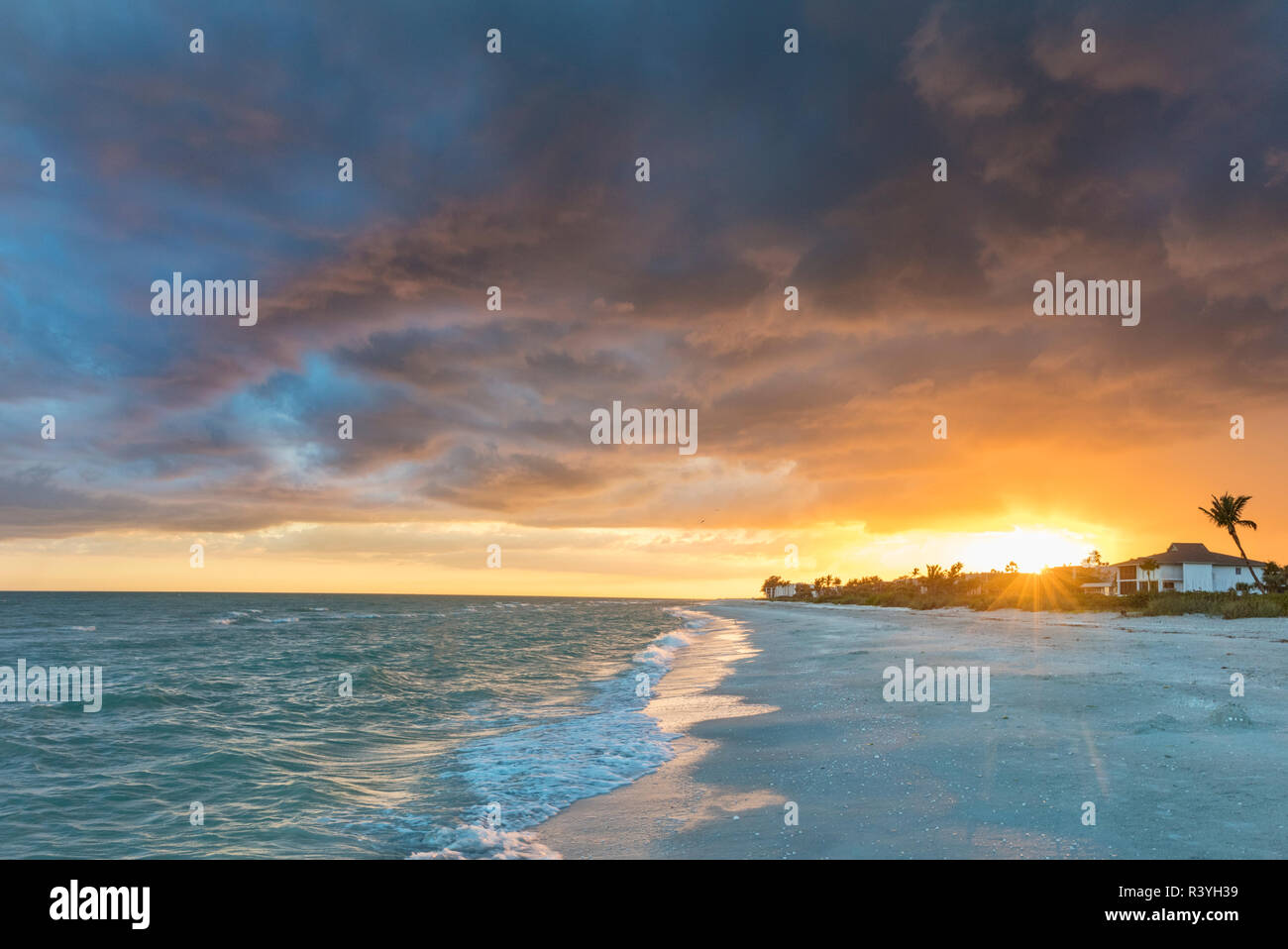 Coucher Soleil nuages au-dessus du golfe du Mexique à Sanibel Island, en Floride, USA Banque D'Images