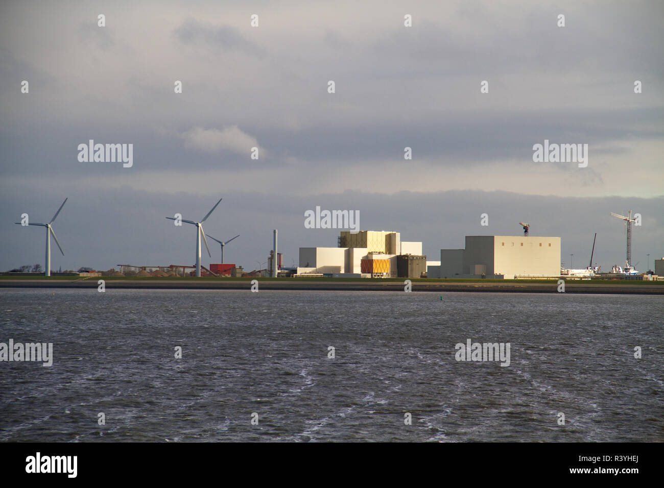 Littoral industriel près de Harlingen aux Pays-Bas : les moulins à vent et les plantes Banque D'Images