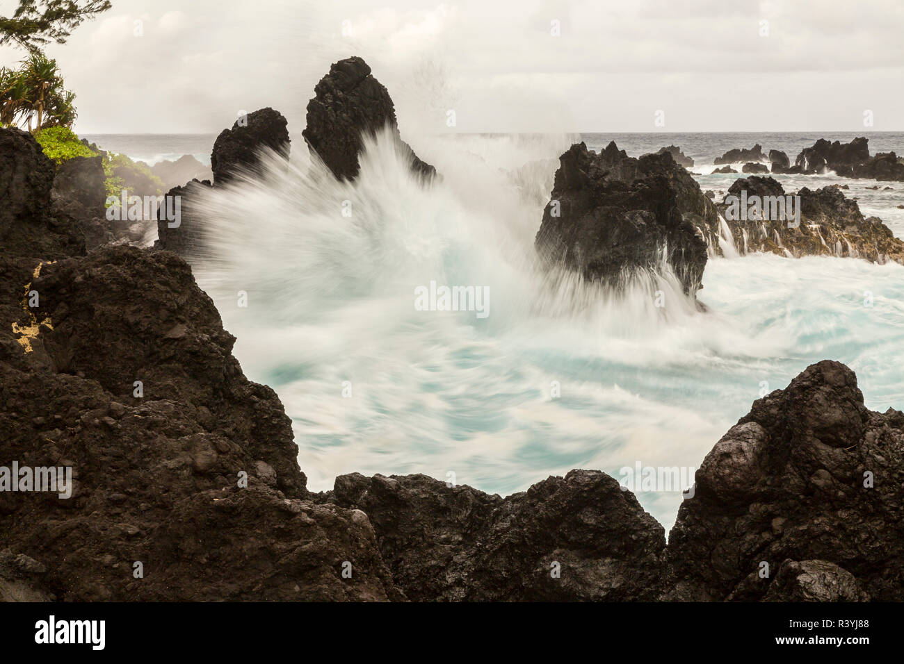 USA, Hawaii, la plage de Laupahoehoe Point State Park. Le fracas des vagues sur les rochers du rivage. Banque D'Images