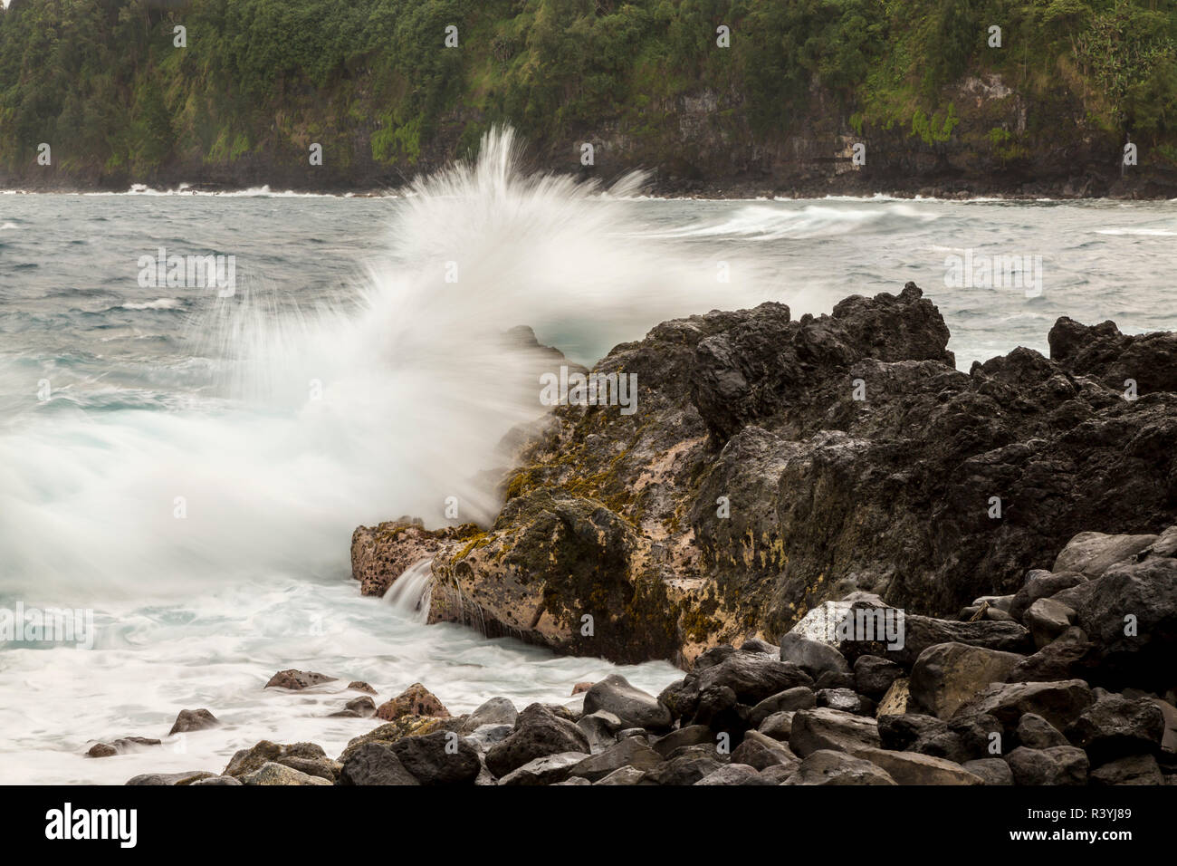 USA, Hawaii, la plage de Laupahoehoe Point State Park. Le fracas des vagues sur les rochers du rivage. Banque D'Images