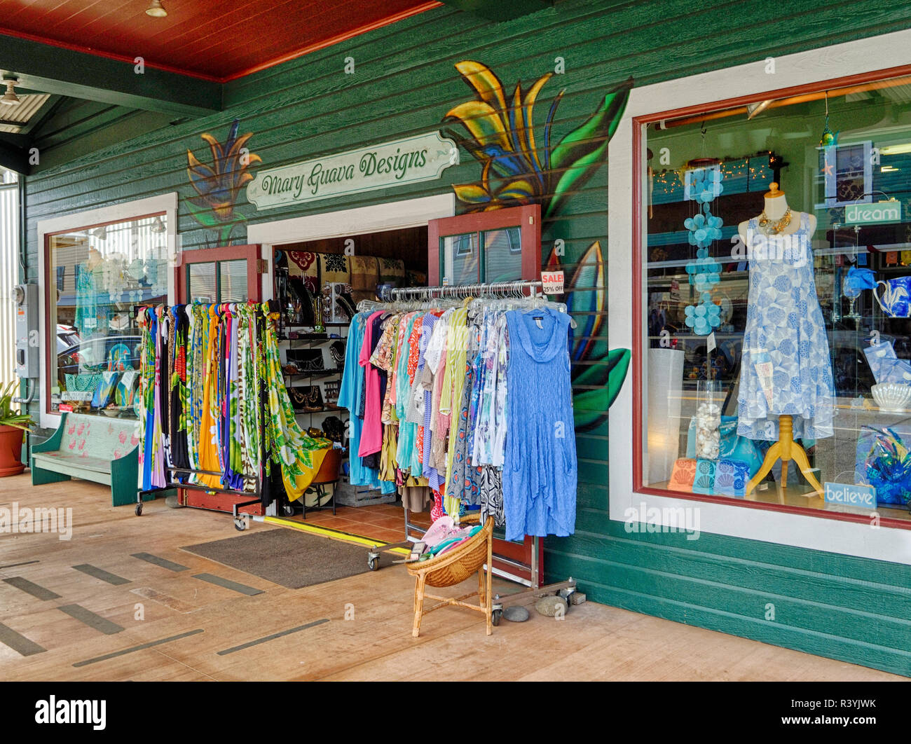 USA, Hawaii, Big Island. Boutique de vêtements dans la ville de Honokaa. Banque D'Images