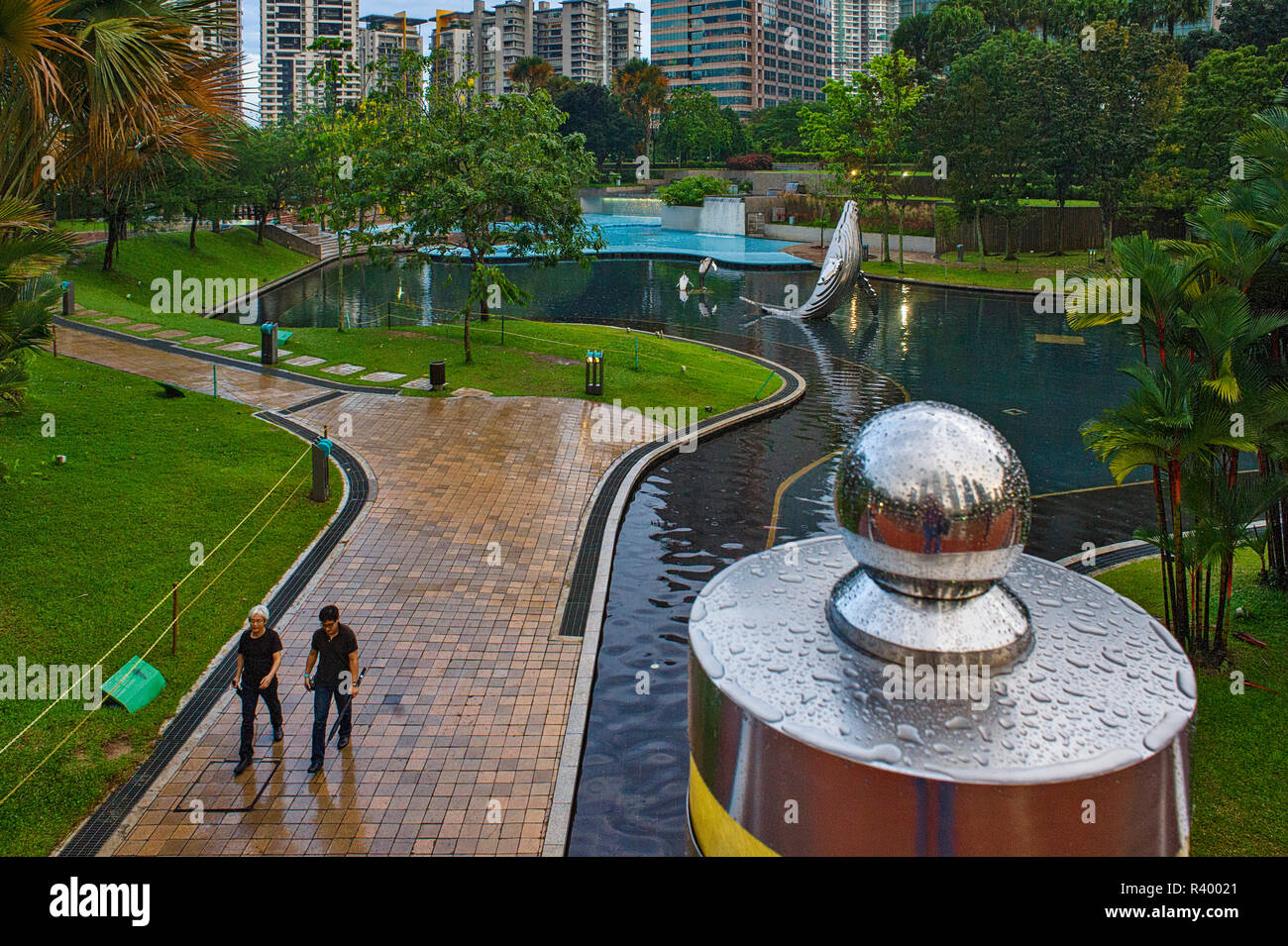 Le parc KLCC pendant mousson pluie, Kuala Lumpur, Malaisie Banque D'Images