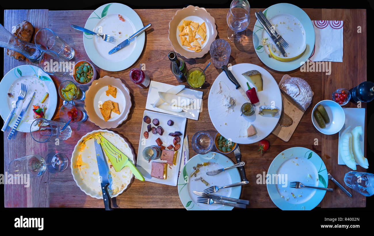 Set de table avec les restes alimentaires après le repas, Allemagne Banque D'Images