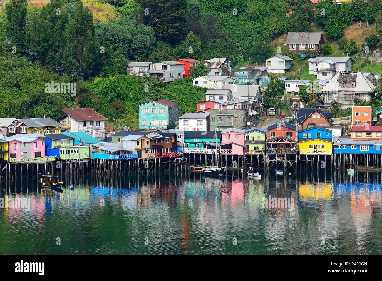 Des maisons sur pilotis, appelées palafitos, dans la lumière du matin, l'île de Castro, Chiloé, Chili Banque D'Images
