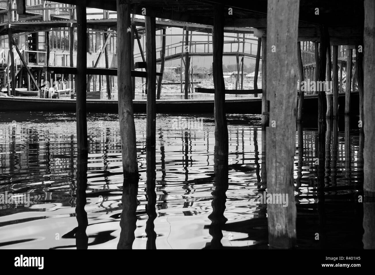 Réflexions de l'eau d'un village flottant sur le lac Inle, Myanmar Banque D'Images