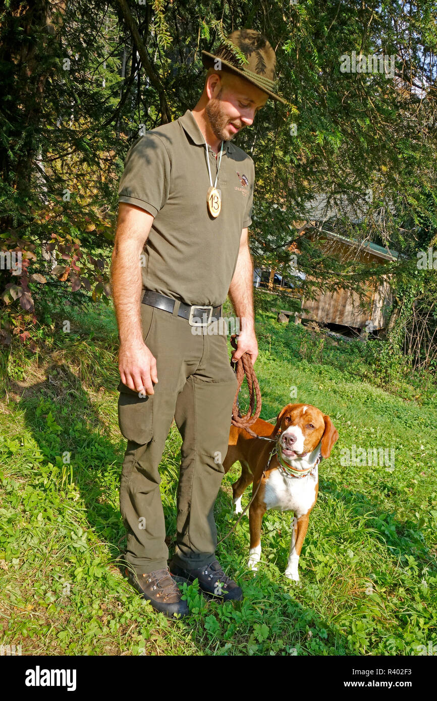 Un chasseur avec 'Posavac' Hound, un chien courant de la vallée de la Save en Croatie Banque D'Images