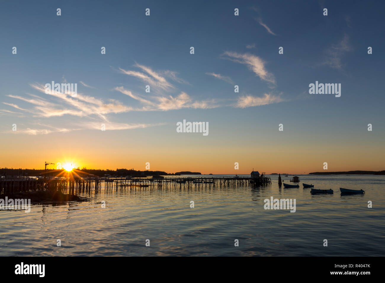 Lever du soleil sur le port de Jonesport, Maine. Banque D'Images