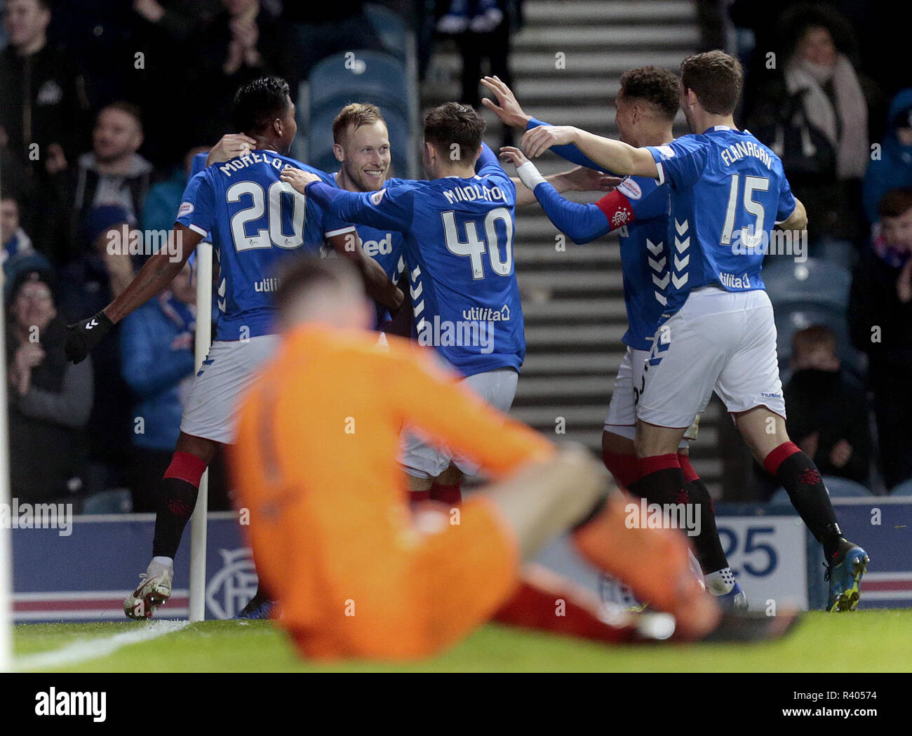 Scott Arfield des Rangers (2L) célèbre marquant leur troisième but contre Livingston avec Alfredo Morelos (L) et Glenn Middleton pendant le match de championnat écossais de Ladbrokes Ibrox Stadium, Glasgow. Banque D'Images