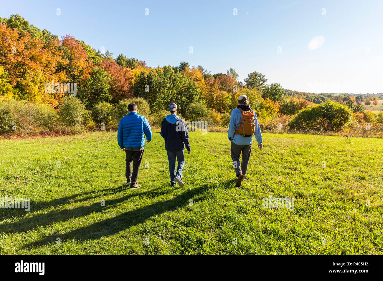Trois jeunes hommes marchant sur une colline dans la zone Amesbury, Massachusetts. (MR) Banque D'Images