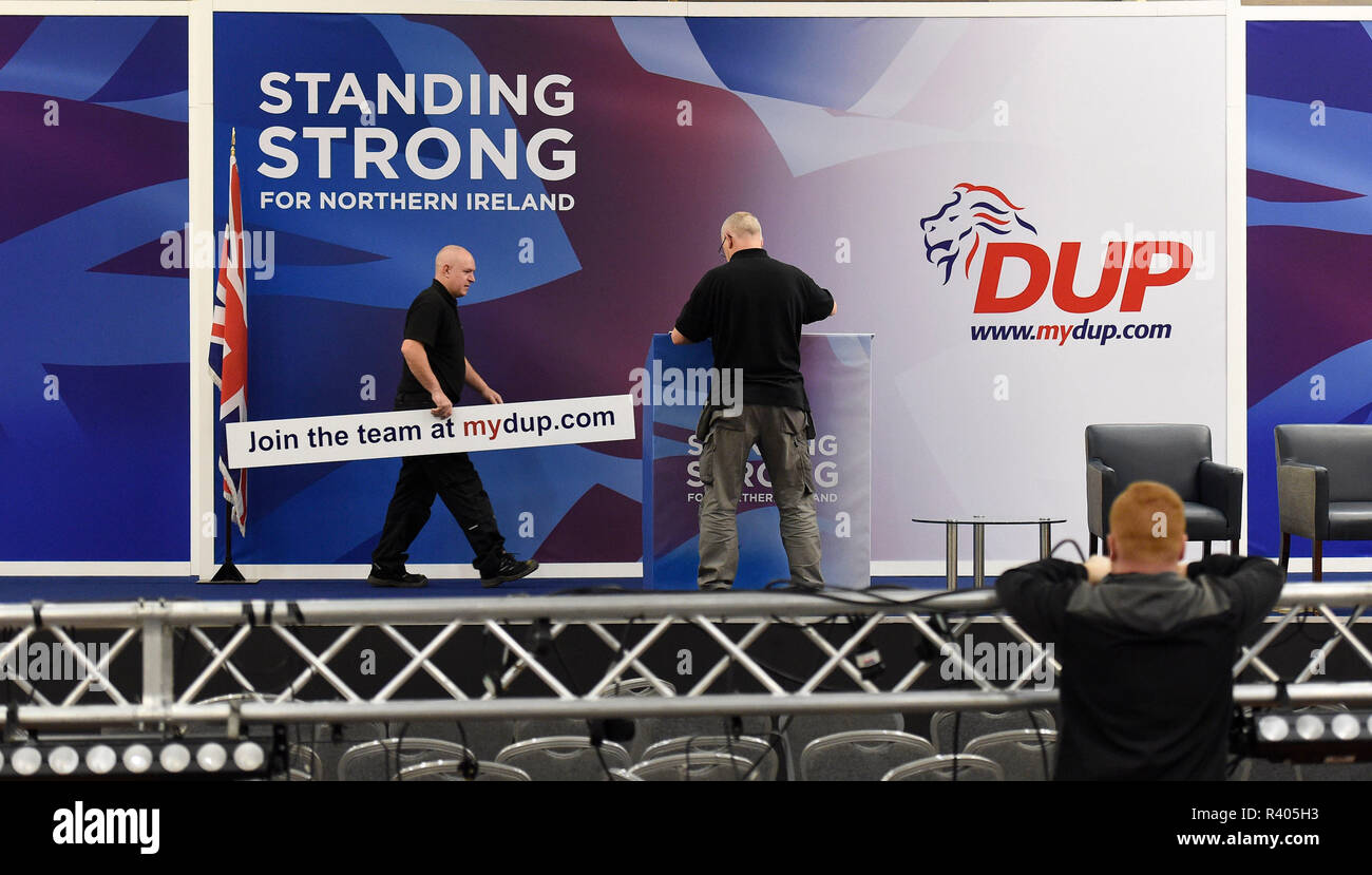 Démanteler les ingénieurs l'étape après la conférence annuelle de DUP au Crown Plaza Hotel à Belfast. Banque D'Images