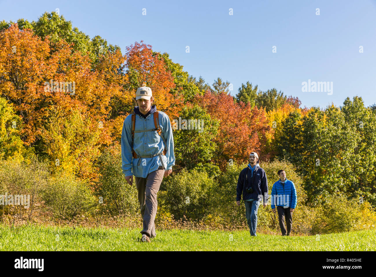Trois jeunes hommes marchant sur une colline dans la zone Amesbury, Massachusetts. (MR) Banque D'Images