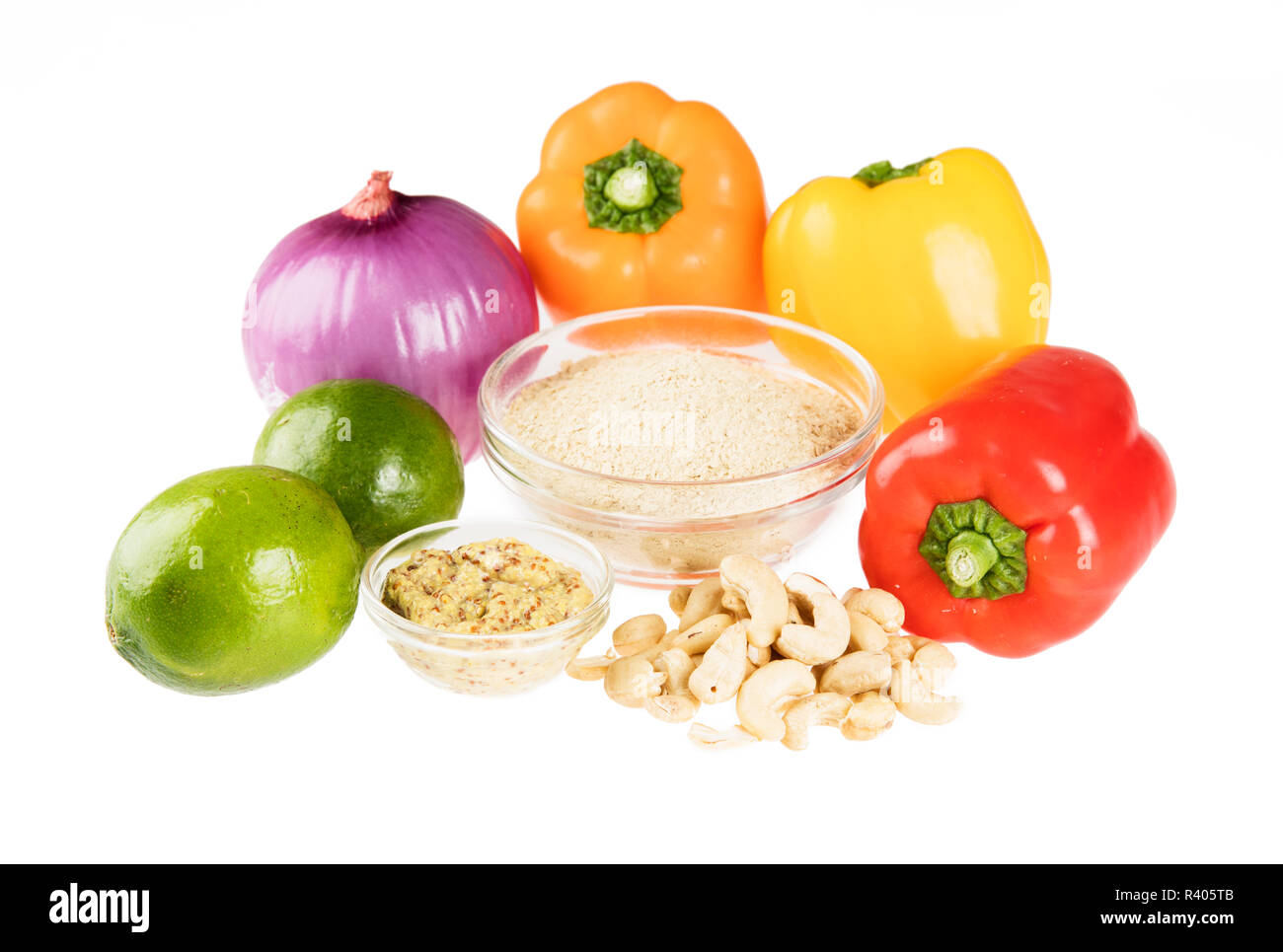 La levure alimentaire entouré par d'autres ingrédients frais pour les poivrons et oignons crème vegan. Banque D'Images