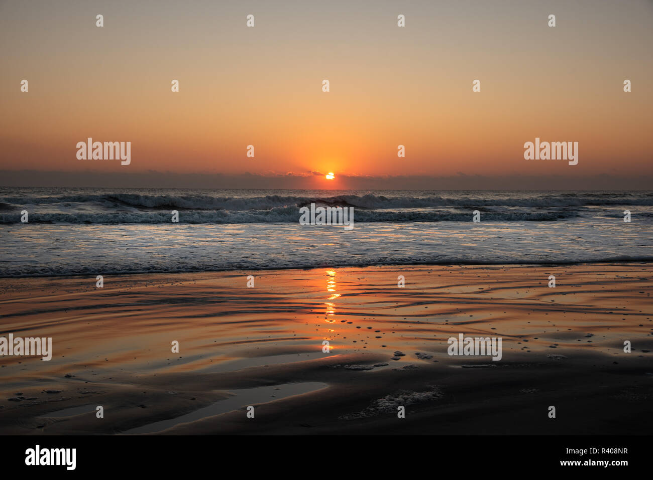 Beach tourné avec des vagues pendant le lever du soleil à Saint Augustine Beach Banque D'Images