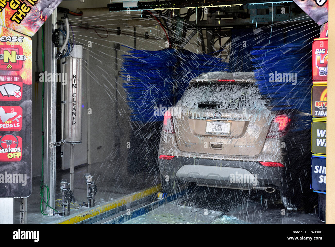 Lavage de voiture automatique avec des brosses de nettoyage par aspersion de l'eau et la voiture Banque D'Images