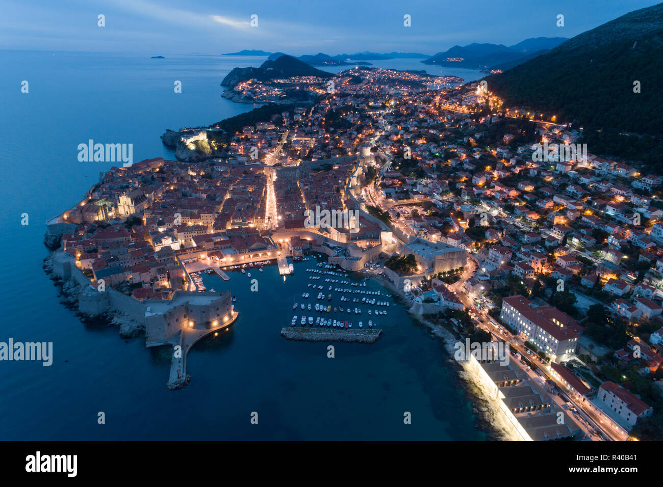Vue sur le vieux Dubrovnik à partir de l'air au crépuscule Banque D'Images