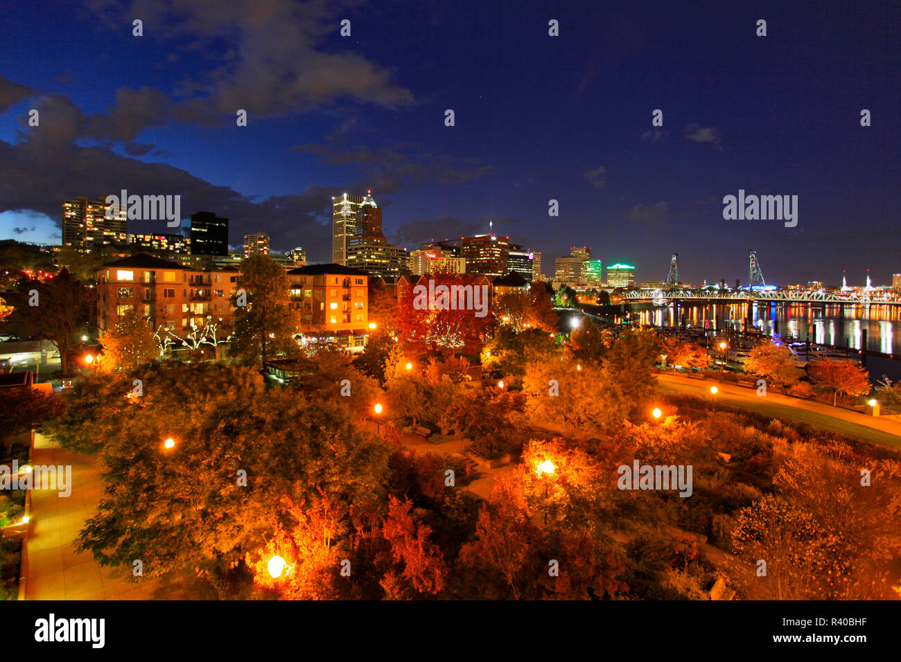 USA (Oregon, Portland. Paysage de ville la nuit. En tant que crédit : Steve Terrill / Jaynes Gallery / DanitaDelimont.com Banque D'Images