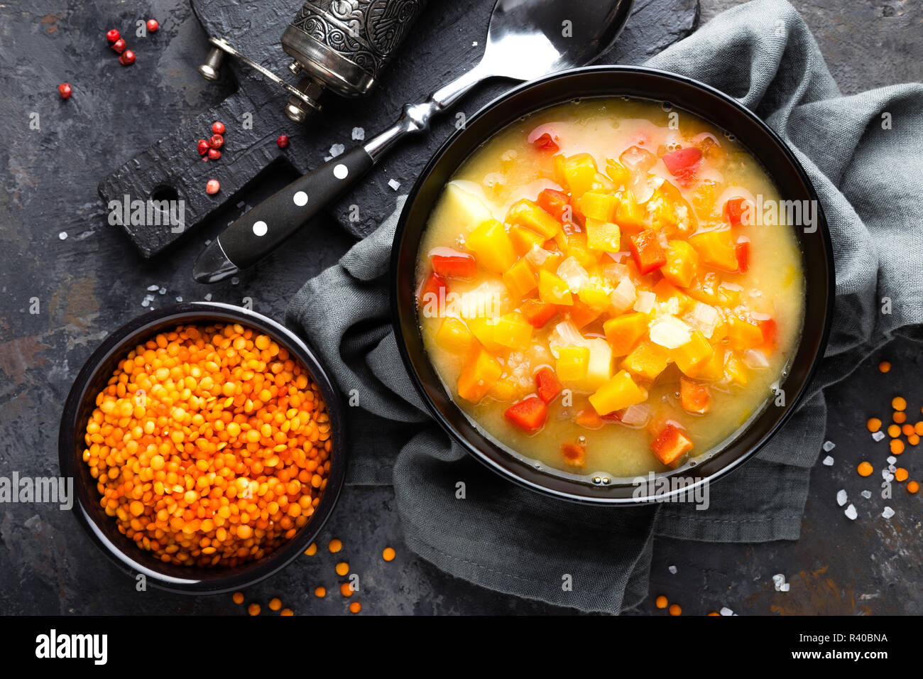 Soupe aux lentilles rouges avec des légumes. La nourriture végétarienne Banque D'Images