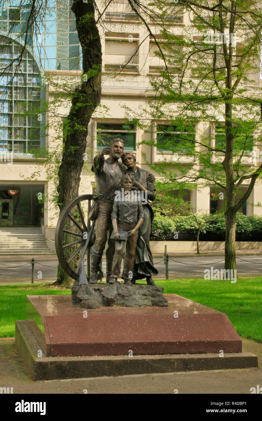 USA (Oregon, Portland. La Terre Promise sculpture de bronze dans Chapman Square. En tant que crédit : Steve Terrill / Jaynes Gallery / DanitaDelimont.com Banque D'Images